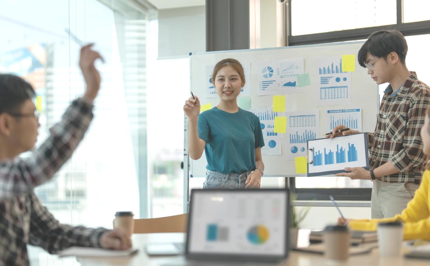 Consulente finanziario che lavora con documenti e grafici per sviluppare strategie personalizzate